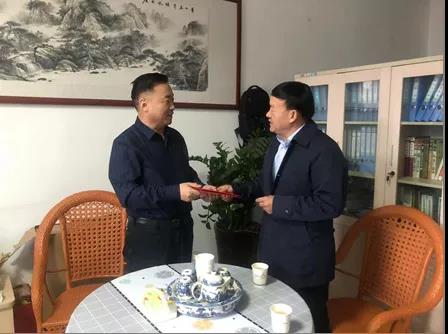 敦煌種業(yè)領(lǐng)導(dǎo)看望慰問公司老干部、老黨員及困難黨員職工