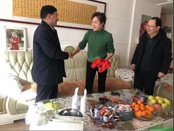 敦煌種業(yè)領(lǐng)導(dǎo)看望慰問公司老干部、老黨員及困難黨員職工