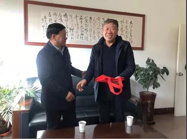 敦煌種業(yè)領(lǐng)導(dǎo)看望慰問公司老干部、老黨員及困難黨員職工