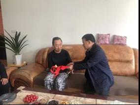 敦煌種業(yè)領(lǐng)導(dǎo)看望慰問公司老干部、老黨員及困難黨員職工