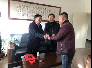 敦煌種業(yè)領(lǐng)導(dǎo)看望慰問公司老干部、老黨員及困難黨員職工